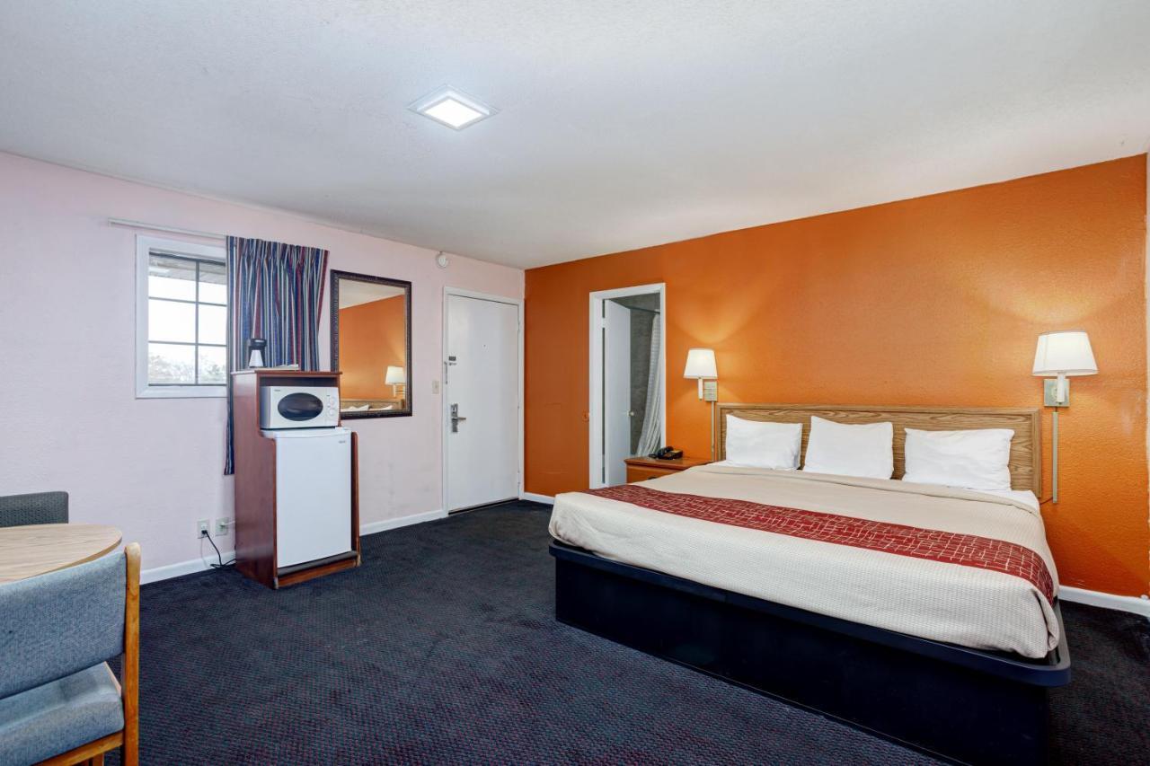 Regency Inn Fayetteville Εξωτερικό φωτογραφία