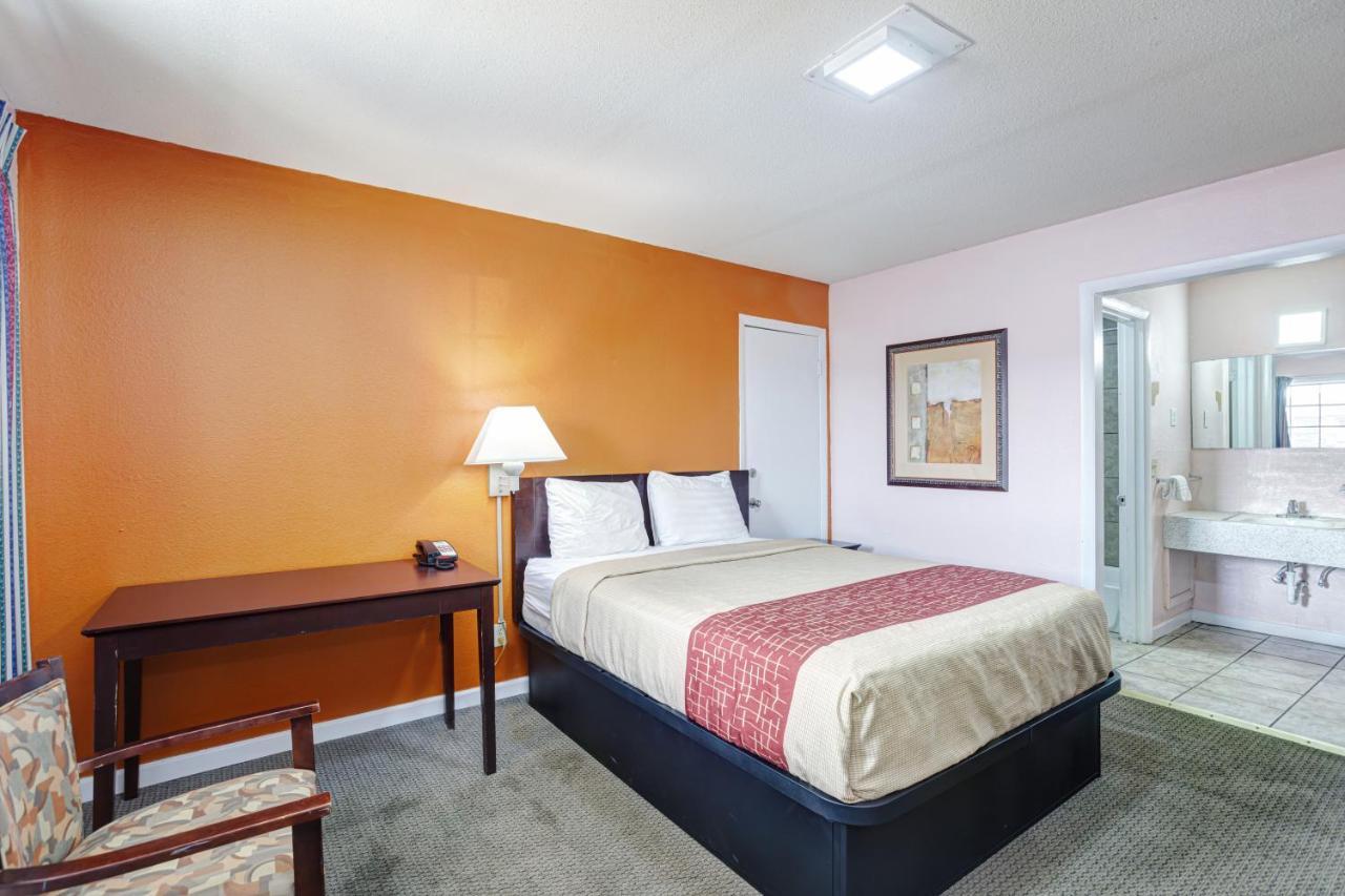 Regency Inn Fayetteville Εξωτερικό φωτογραφία